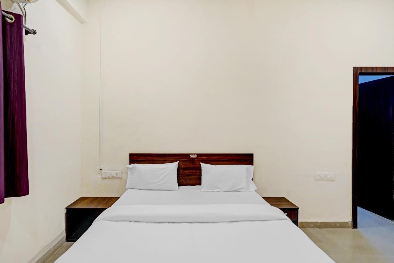 Amba Executive An Apartment Hotel Mundhva Exterior photo
